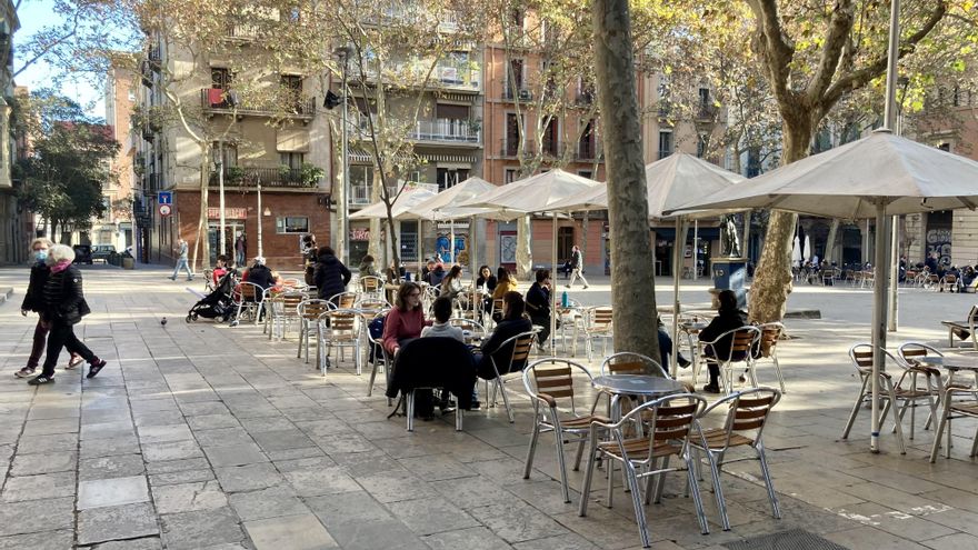 Muchos jóvenes han acudido a desayunar a las terrazas de los bares, que sin embargo no se han acabado de llenar.