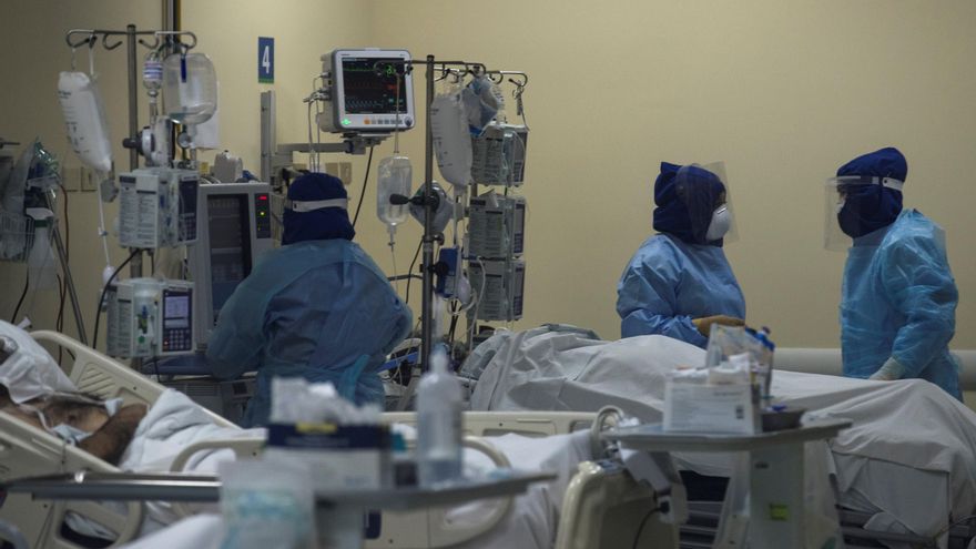 Personal sanitario atiende a un paciente afectado por la covid-19, en la Unidad de Cuidados Intensivos del Hospital Clínico de la Universidad de Chile, en Santiago (Chile). EFE/ Alberto Valdés/Archivo