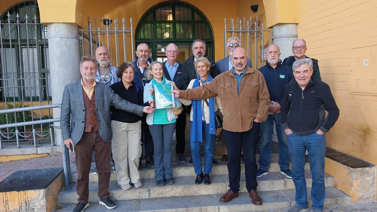 Mesa por Tablada entrega más de 30.000 firmas en el Registro General del Ayuntamiento.