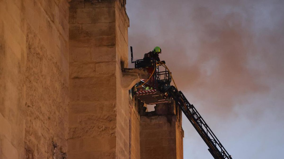 El incendio en la Mezquita de Córdoba, en imágenes