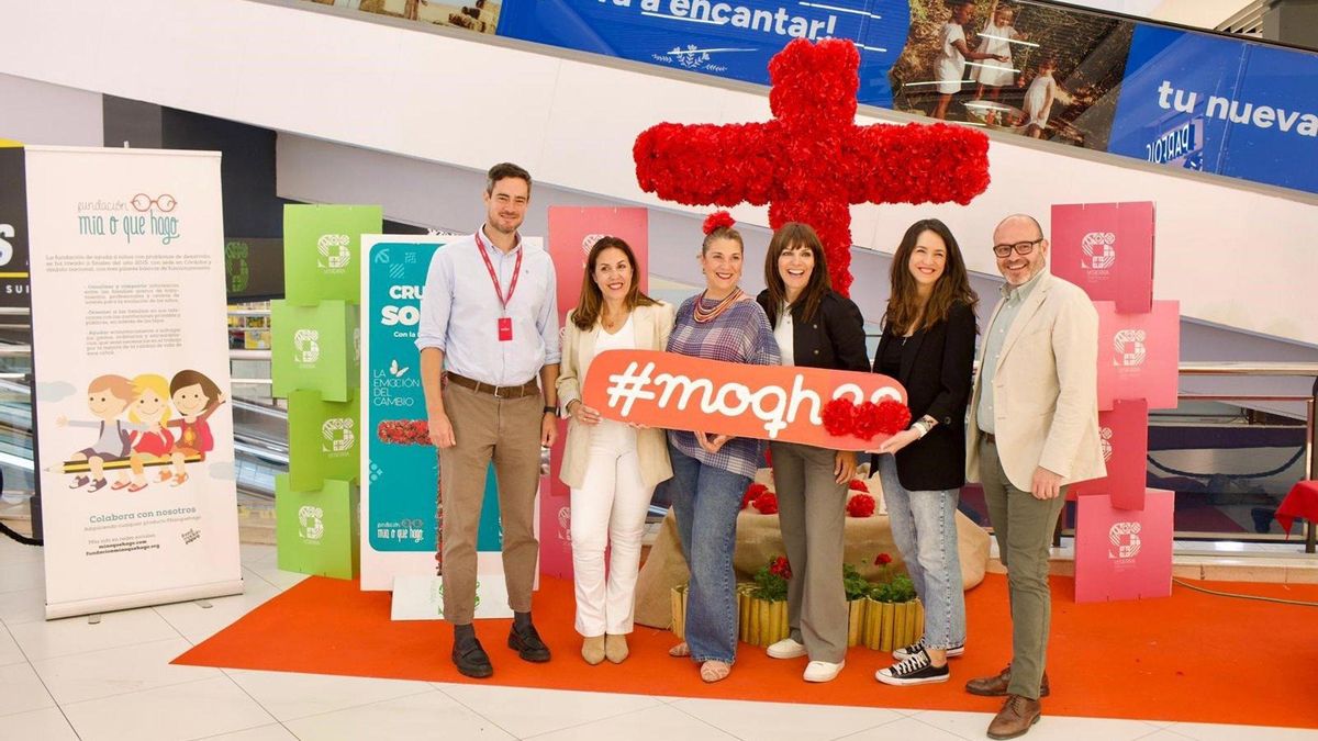 El centro comercial La Sierra exhibe una Cruz de Mayo solidaria junto a la Fundación Miaoquehago