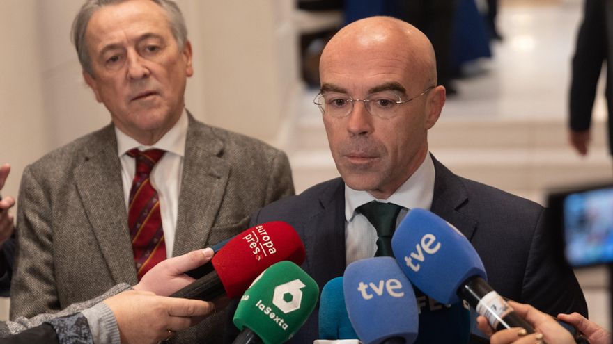 Archivo - El coordinador jurídico de VOX, Jorge Buxadé, ofrece declaraciones a los medios durante un desayuno informativo de Fórum Europa.