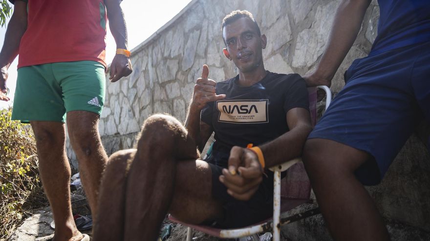 Annas posa ante la cámara después de haber tenido "mala suerte" durante el traslado de migrantes desde las playas de Ceuta al puerto.