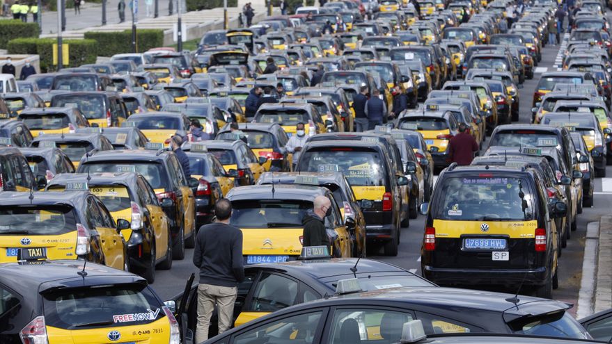 Solo 48 taxis y un tercio expedientados: el deslucido regreso de Uber a Barcelona