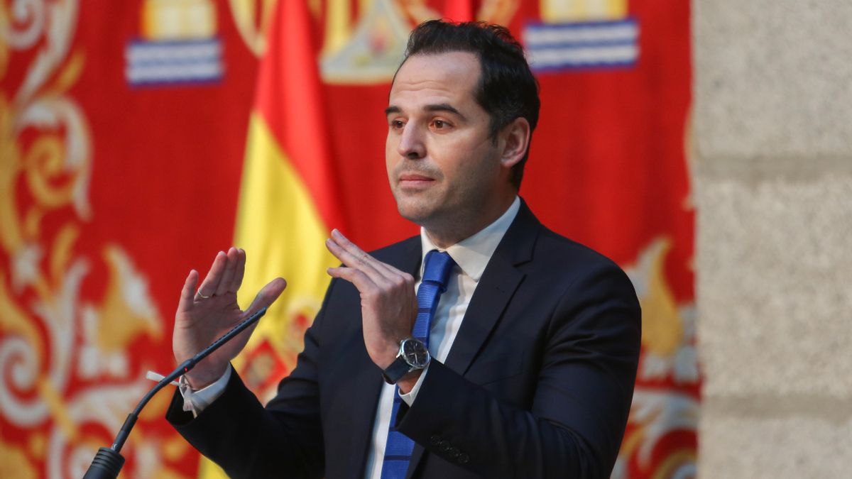 El vicepresidente de la Comunidad de Madrid, Ignacio Aguado, durante una rueda de prensa tras mantener el último Consejo de Gobierno del año, en Madrid (España), a 29 de diciembre de 2020. Durante su intervención en la Real Casa de Correos, Aguado ha pues