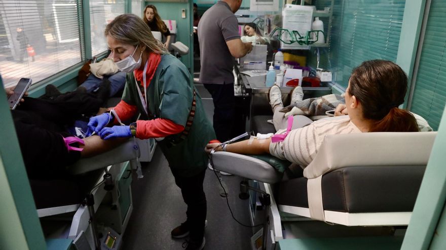 Malagueños donando sangre en previsión de las necesidades surgidas tras el grave accidente ferroviario de Adamuz, en la provincia de Córdoba. A 19 de enero de 2026, en Málaga (Andalucía, Córdoba).