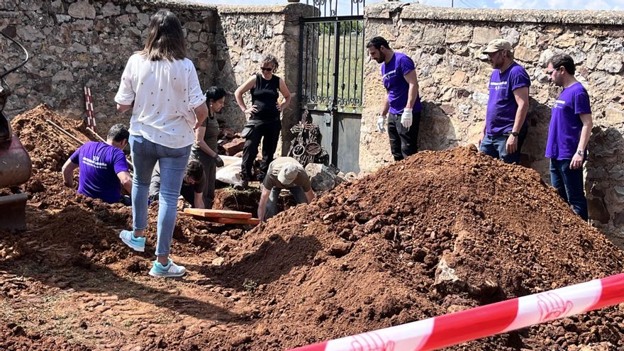 Miembros de la policía judicial de Soria haciendo atestado tras el hallazgo de una fosa con republicanos asesinados en el cementerio de Las Casas (Soria)  Foto FMGU.