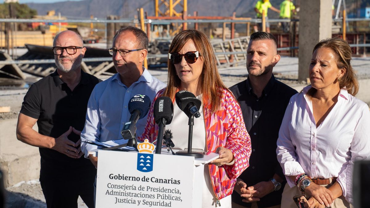 Nieves Lady Barreto, consejera  de Presidencia del Gobierno de Canarias, junto a Sergio Rodríguez,  presidente del Cabildo  de La Palma, y otras autoridades en el acto celebrado este viernes de El Paso.