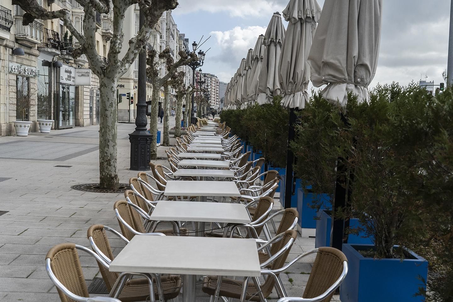 Las calles de Santander presentaban poca afluencia de gente en la mañana del sábado. | JOAQUÍN GÓMEZ SASTRE