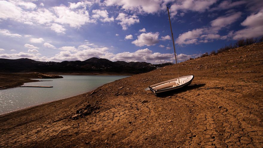 El embalse de la Viñuela (Málaga), que oficialmente se encuentra en situación de sequía grave, en una foto de archivo de este mes de febrero. EFE/Jorge Zapata