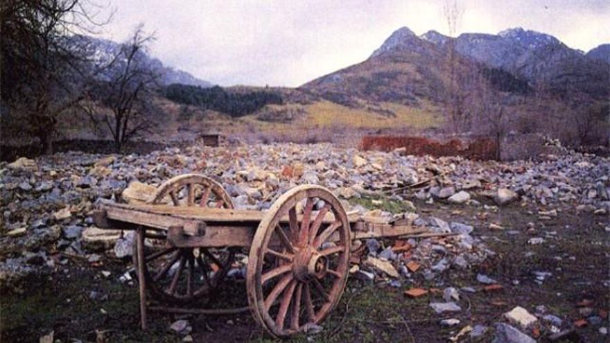 Imagen de archivo de la zona de casas derribadas en los 80 en la cota más baja del pueblo de Burón, cuando aún se rescataban enseres. / Saber.es