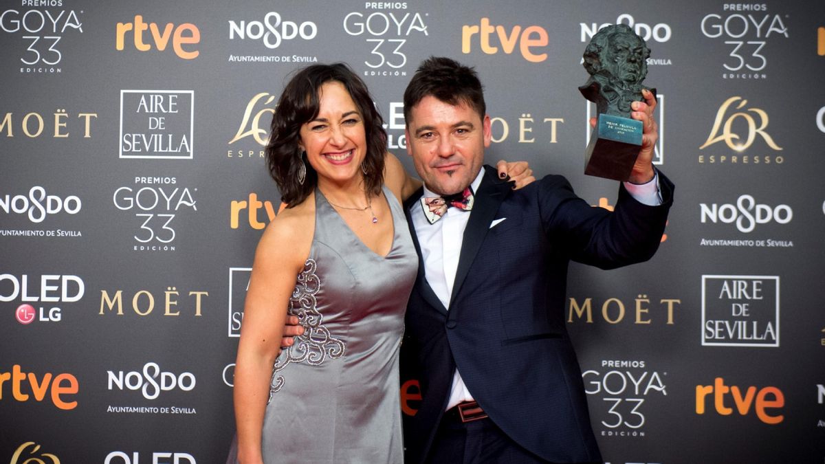 Amaia Remírez y Raúl de la Fuente, en la recogida del premio Goya.