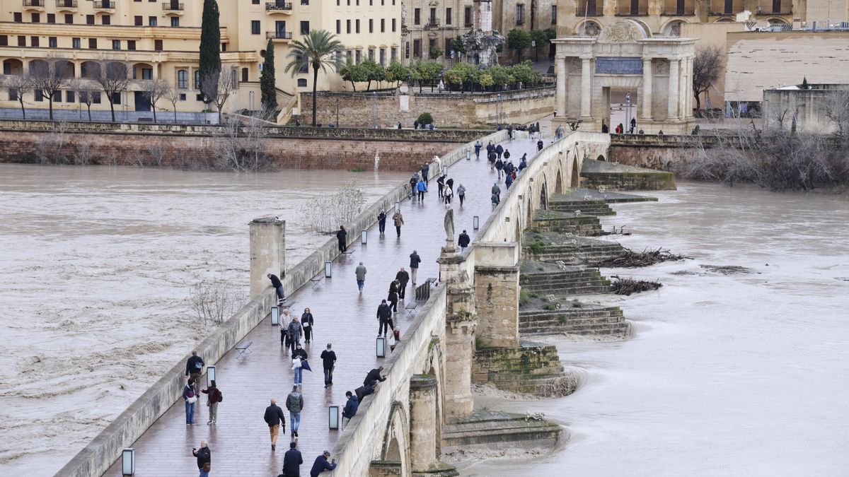 El río Guadalquivir aumenta su caudal a su paso por Córdoba