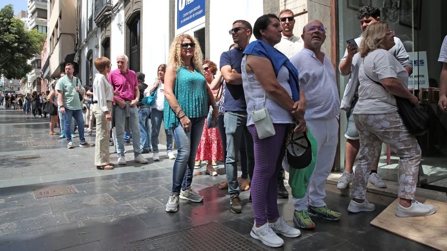 Colas para entrar en el acto de Yolanda Díaz en Las Palmas de Gran Canaria.