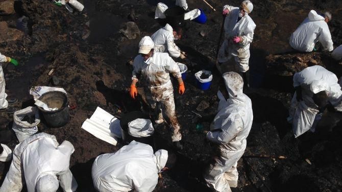 Vertido en la playa de El Cabrón.