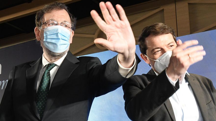 Rajoy y Mañueco saludan a los asistentes al mitin de León.