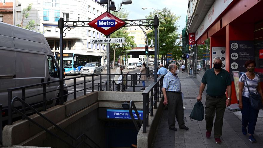 Varias personas caminan por la Avenida de la Albufera de Vallecas. EFE/ Vítor Lerena/Archivo