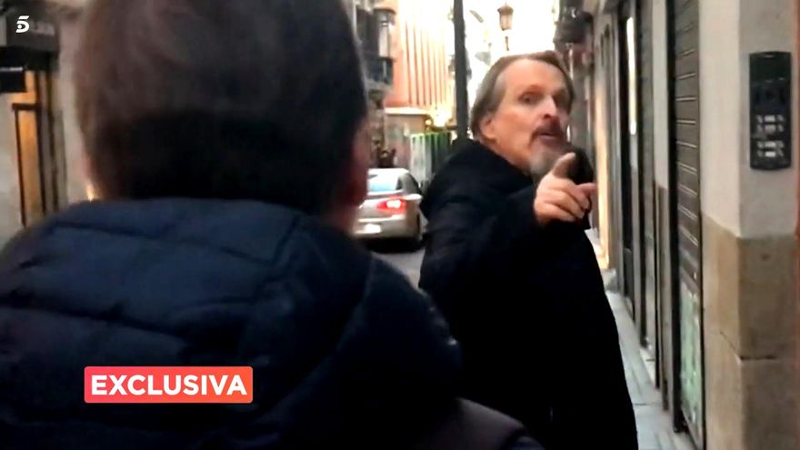 Miguel Bosé se encara a un reportero de Telecinco: "Atracar no es un trabajo"