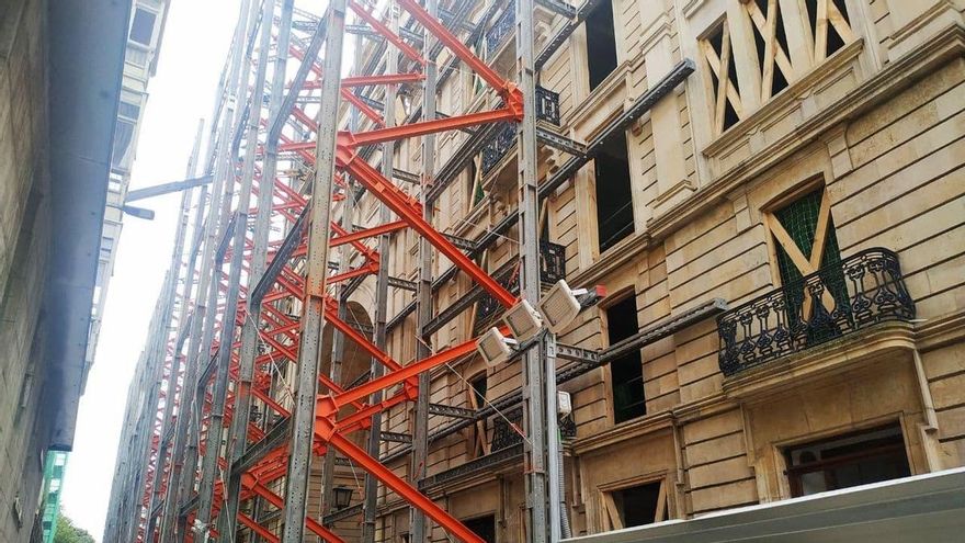 Trabajos de arriostramiento en la sede del Banco Santander, previos al vaciado del edificio.