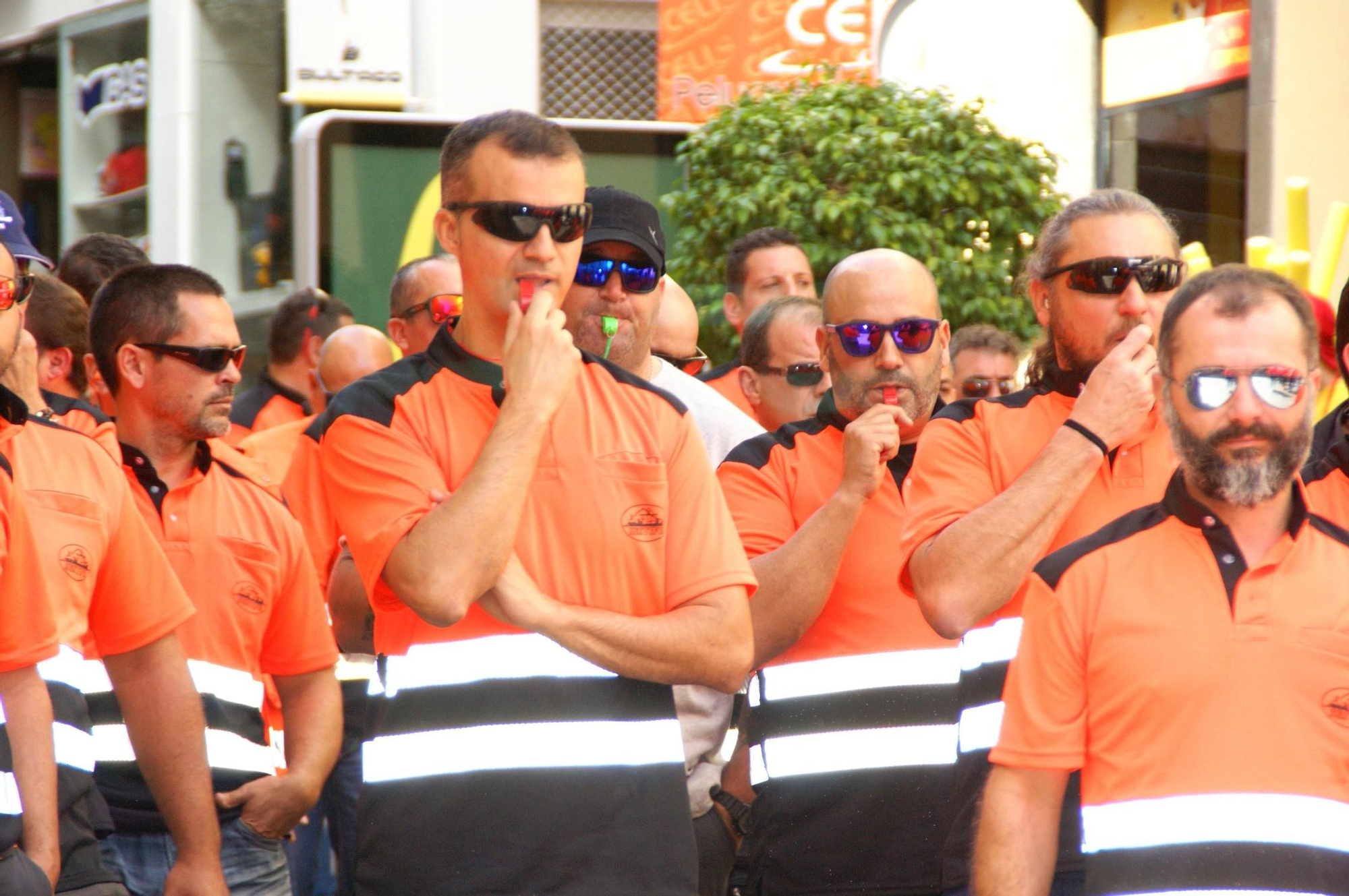 Estibadores apoyando la protesta de los bomberos