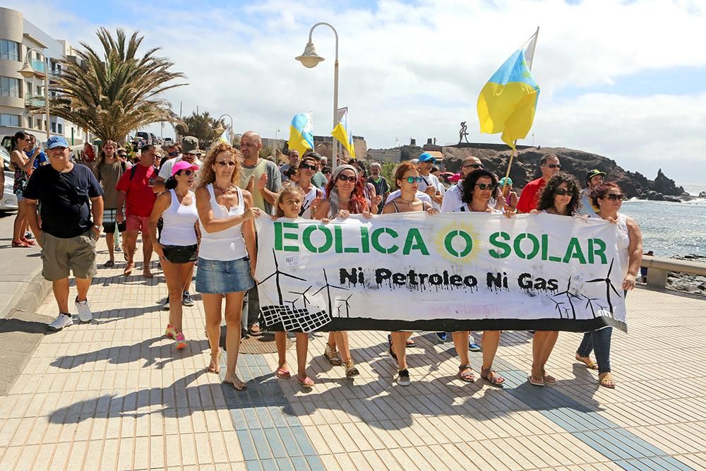 Manifestación convocada por la Coordinadora Canaria contra las Regasificadoras, en Agüimes. (Foto: Aljandro Ramos).