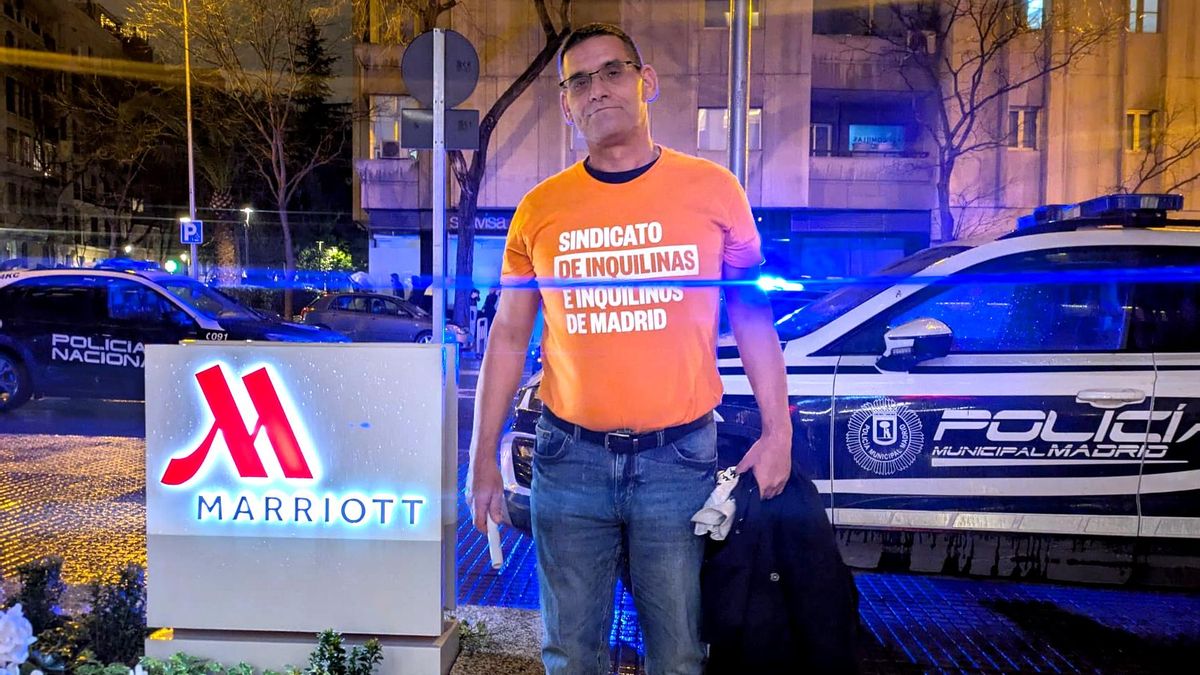 César Sanjuan a las puertas del Hotel Marriott Princesa, después de que la Policía les inste a abandonar el edificio