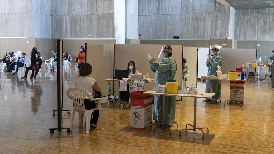 Dispositivo especial de vacunación masiva contra la COVID en el Palacio de Exposiciones de Santander.