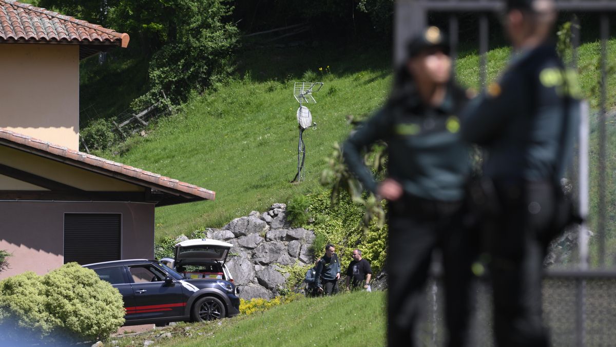 La mujer hallada con un disparo junto a su marido muerto en su domicilio en Asturias continúa grave