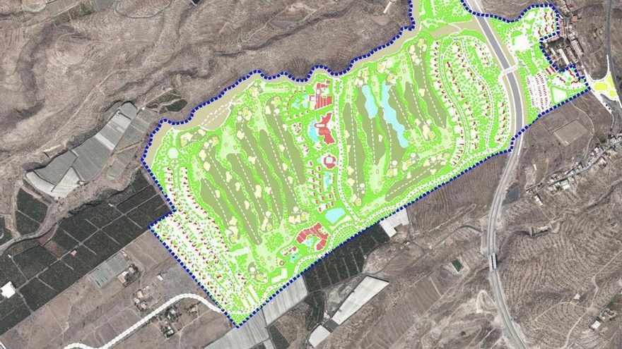 El nuevo campo de golf en Adeje gastará el agua equivalente al consumo de 16.400 personas en plena emergencia hídrica
