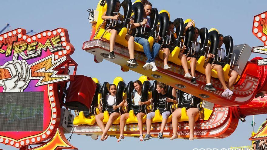 Ayuntamiento y feriantes estudian instalar atracciones en El Arenal durante la Feria