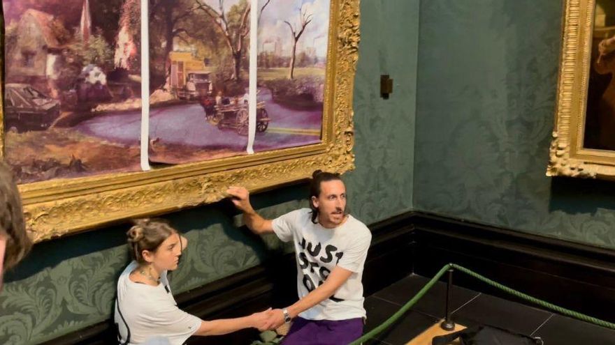 Varios activistas se 'pegan' a cuadros emblemáticos de museos británicos para protestar contra el petróleo
