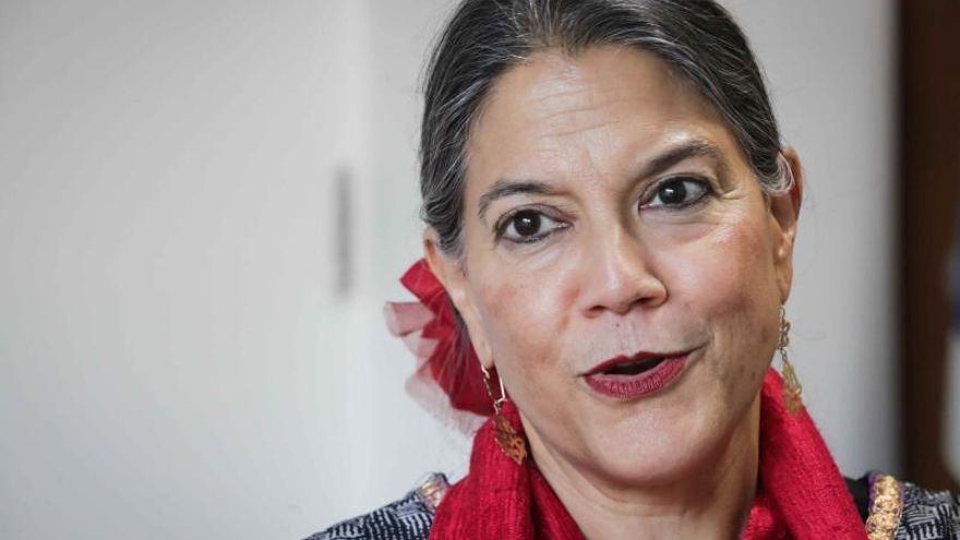 La representante regional adjunta de la Organización de las Naciones Unidas para la Alimentación y la Agricultura (FAO) en Chile, la estadounidense Eve Crowley, habla durante una entrevista con Efe el miércoles 14 de agosto, en Montevideo (Uruguay).