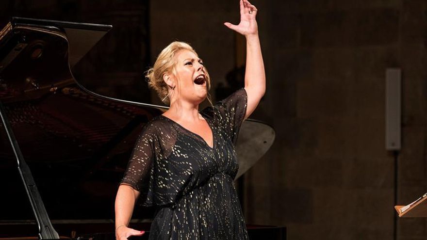 La soprano norteamericana Sondra Radvanovsky durante su recital con el que rinde homenaje a Montserrat Caballé, hoy sábado en la última jornada del Festival de Peralada.