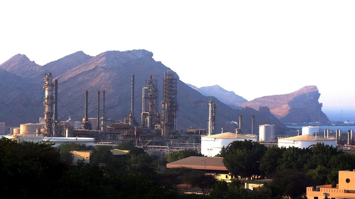 Imagen de archivo de una refinería de petróleo situada en costa de Omán, junto a la capital omaní Muscat. EFE/Mike Nelson
