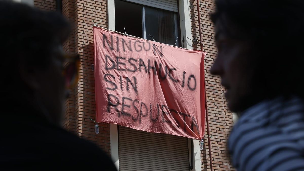Otro desahucio con menores moviliza a los vecinos de Moratalaz, que reciben in extremis el apoyo de la ONU