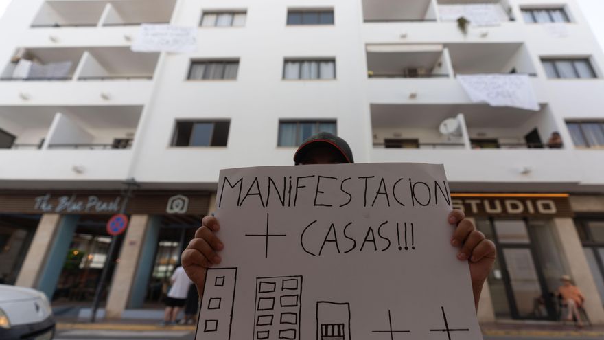 Pancarta en contra de la expulsión de las familias.