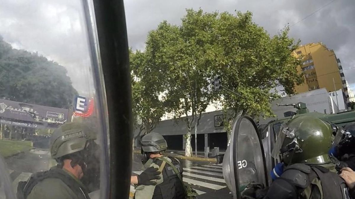 La palmada de aprobación que recibe Guerrero de un superior en la secuencia en la que disparó contra Pablo Grillo de manera antirreglamentaria.