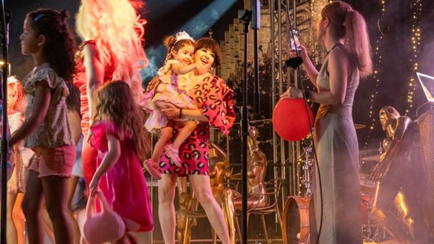 Dos décadas de verbenas queer en el bar de La Terremoto de Alcorcón: “Vecinas y travestis comparten más que una fiesta"
