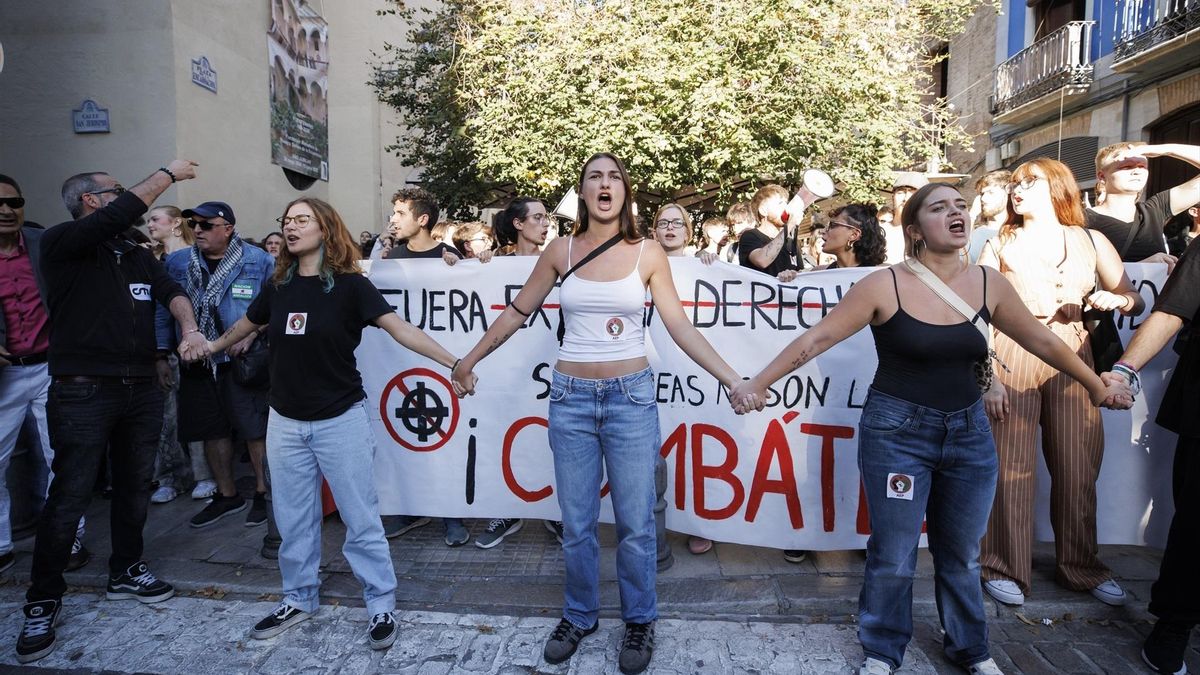 Concentración en protesta por la presencia de Vito Quiles en Granada.