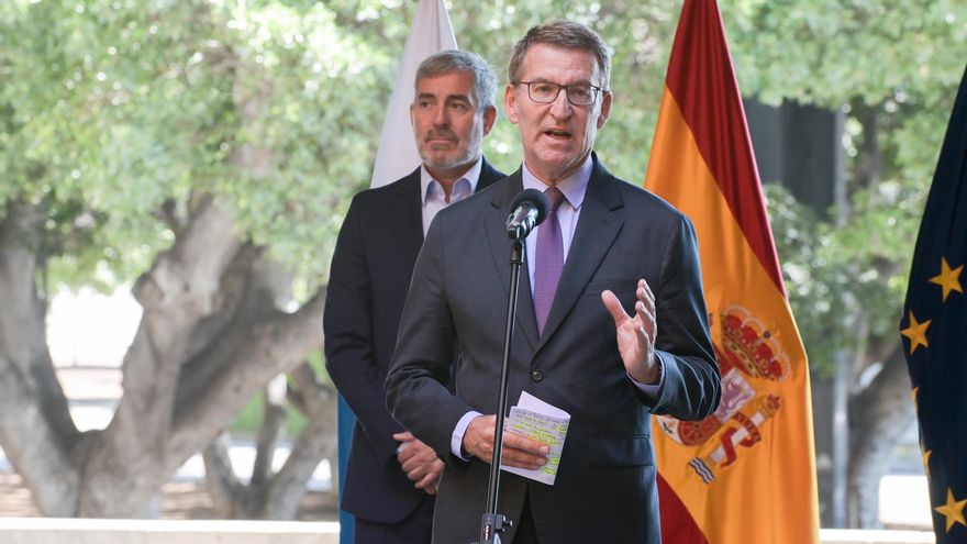 El presidente nacional del PP y candidato a la presidencia del Gobierno, Alberto Núñez Feijóo, durante una rueda de prensa tras su reunión con el presidente del Gobierno de Canarias y líder de Coalición Canaria (CC), en la sede de la Presidencia de Santa