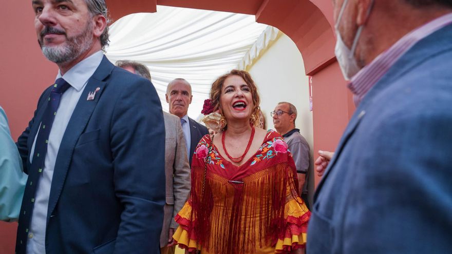 La ministra de Hacienda, María Jesús Montero, hace su entrada en una caseta