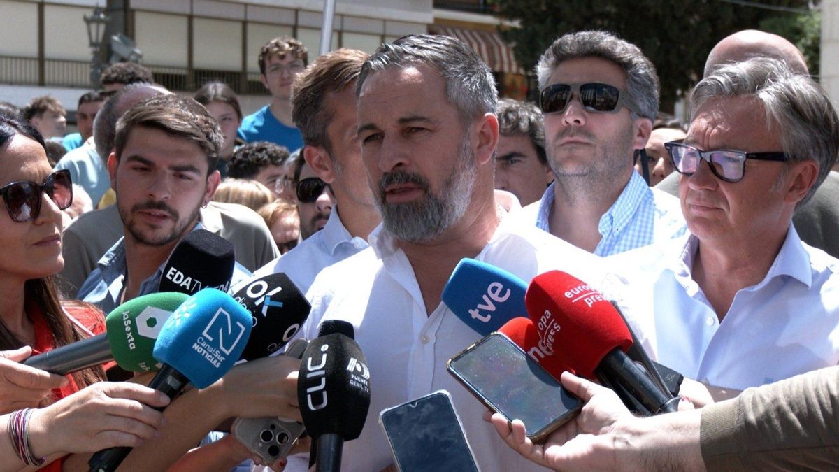 Santiago Abascal en declaraciones a medios en Puente Genil.