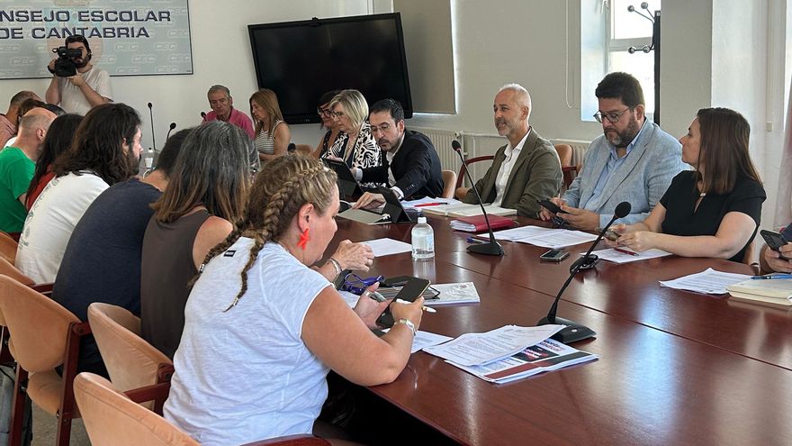 El consejero de Educación, Formación Profesional y Universidades, Sergio Silva, con la Junta Docente