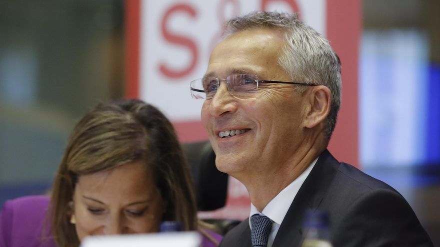 El secretario general de la OTAN, Jens Stoltenberg (der), asiste a una audiencia pública del Grupo de Socialistas y Demócratas en el Parlamento Europeo el pasado 27 de septiembre. EFE/EPA/OLIVIER HOSLET