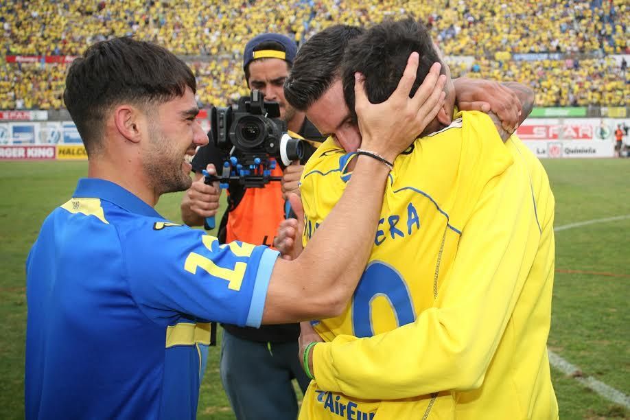 Los jugadores de la UD celebran el ascenso. (ALEJANDRO RAMOS)
