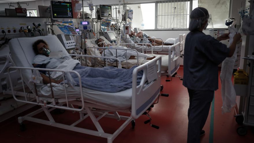 Personal médico trabaja en la UCI del Hospital de M'Boi Mirim, en un suburbio de Sao Paulo (Brasil).  EFE/FERNANDO BIZERRA/Archivo