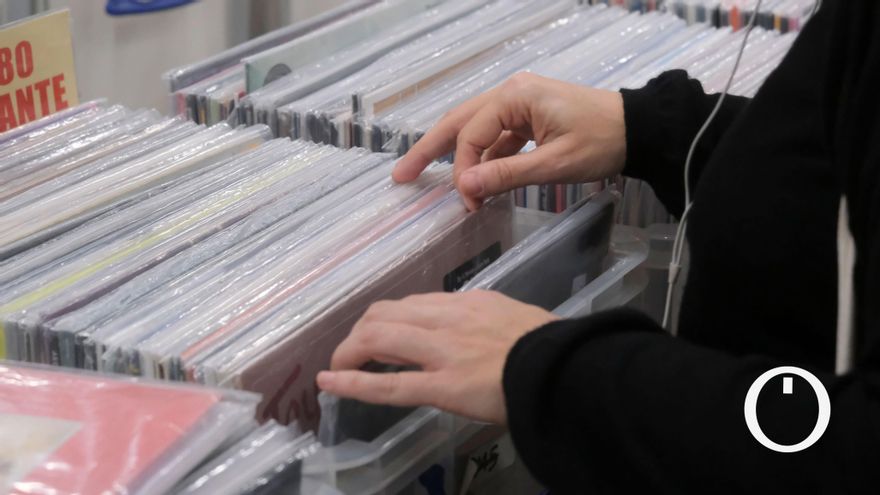Aficionados compran vinilos en una feria del disco en Córdoba