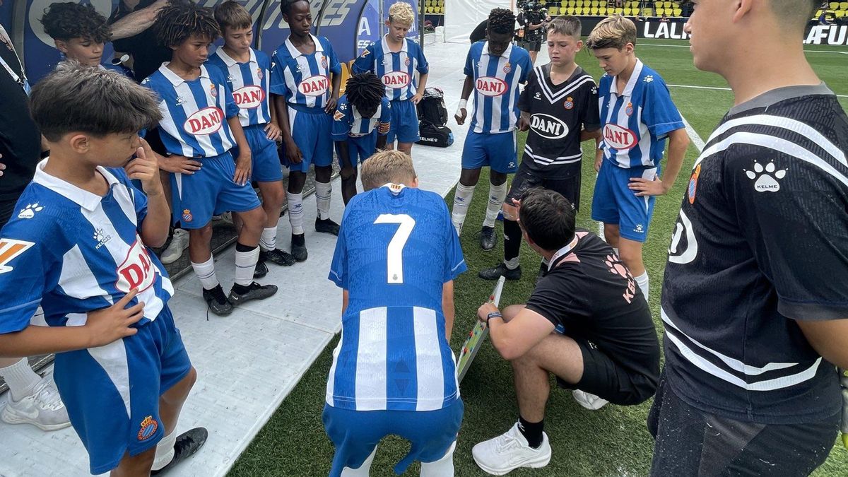 El ejemplar motivo por el que los jugadores del Espanyol, actual campeón de LaLiga Futures, llevan solo botas negras