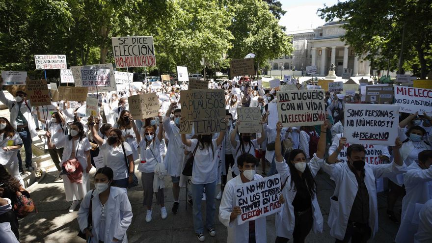 Médicos Internos Residentes (MIR) protestan a las puertas del Ministerio de Sanidad en Madrid. 