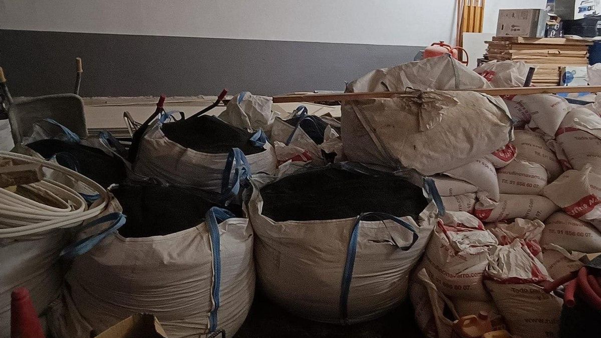 Sacos de arena del volcán de La Palma almacenada en Torrelodones, Madrid.